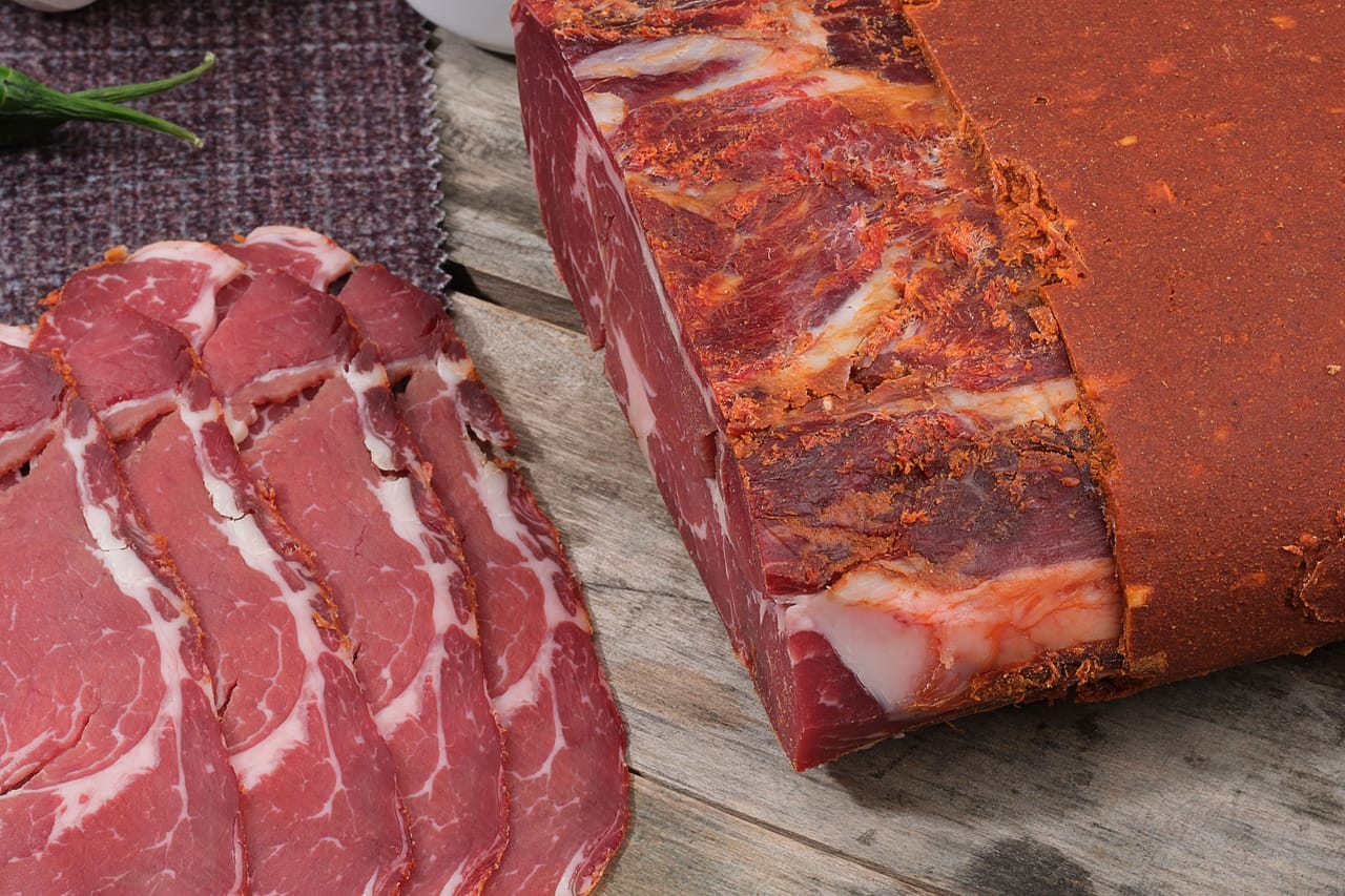 Thinly sliced smoked se'i sapi beef served on a simple plate